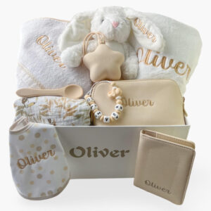 Cesta premium personalizada para bebé. Canastilla personalizada para bebé con detalles en beige y nombre Oliver