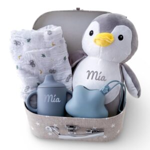 Canastilla bebe pinguino en tonos grises con el nombre de Mía, personalizada por Cocholate