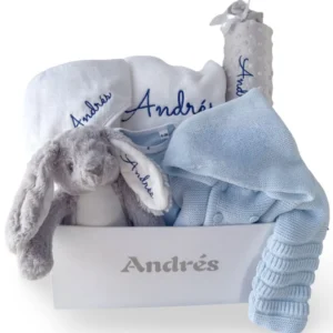 Canastilla bordado clasica con el nombre de Andres en tonos azules