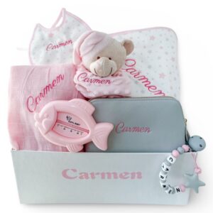Canastilla para recién nacido en tonos rosa personalizada con el nombre de Carmen
