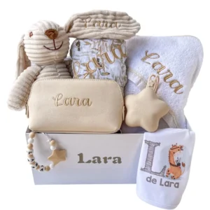 Cesta personalizada bebe en tonos beige con el nombre de Lara