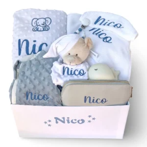 Canastilla con esenciales para bebé en blanco con el nombre de Nico