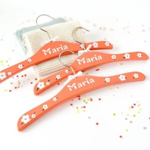 Perchas y letras decorativas infantiles