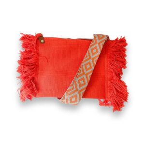 bandolera mujer personalizada con iniciales bordadas y correa a juego naranja flúor
