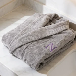 Albornoz gris personalizado con iniciales JM