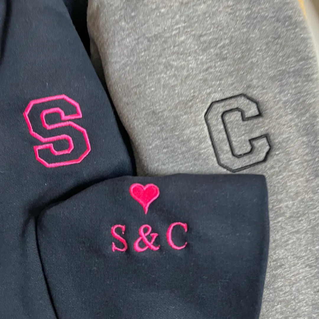 Cocholate | Sudadera personalizada con inicial bordada, unisex Sudaderas personalizadas con iniciales y bordado de amor en la manga
