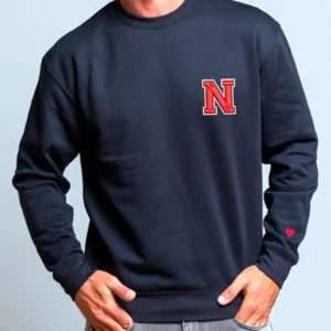 Sudadera bordada con inicial en relieve. regalos para parejas