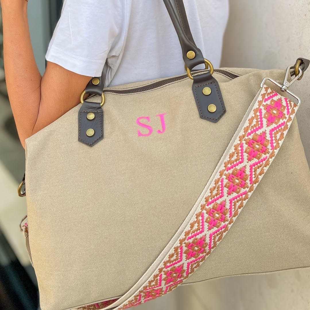 bolso tote de loneta beige con iniciales bordadas en rosa
