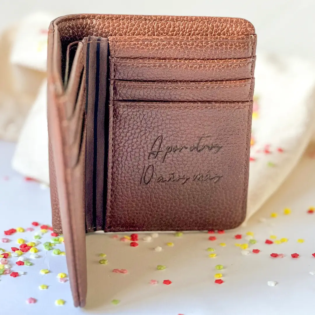 cartera personalizada con texto dentro y fuera