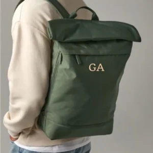 mochila personalizada verde con iniciales bordadas beige
