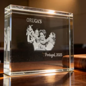 Marco de fotos de cristal con foto grabada en su interior