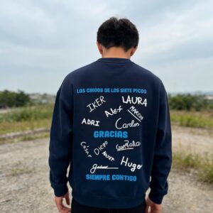 Copias de sudadera personalizada para alumnos con dibujos y firmas de la clase como regalo de fin de curso